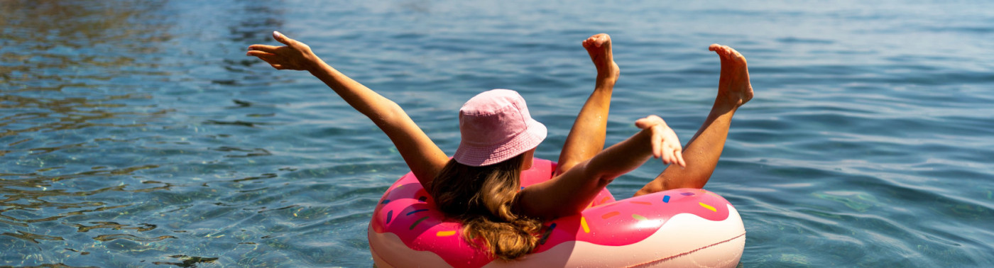 Une fille allongée sur une bouée à la mer.